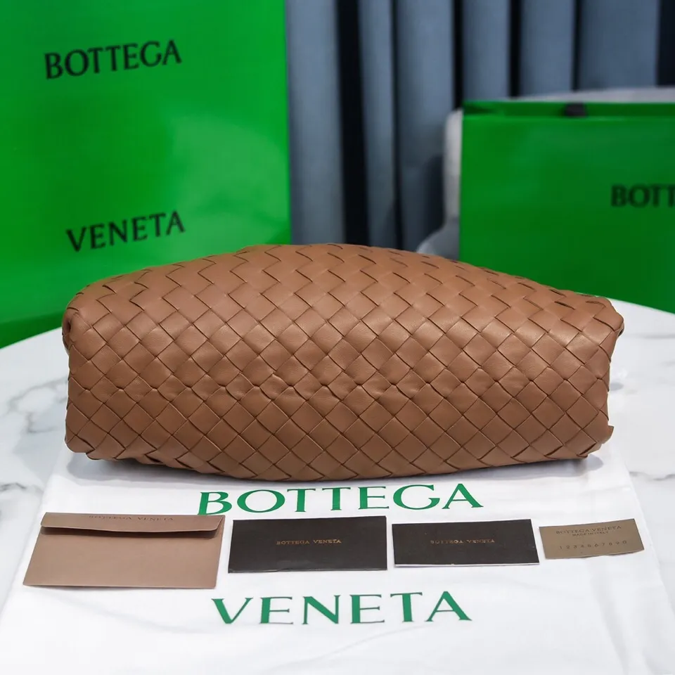 Batch 1860 🔥🔥The counterattack of the popular Bottega Veneta started with this series of cloud bags, which went viral in the fashion circle and started a craze! Out of stock, out of stock, out of stock... One piece is hard to find, super hard to buy, regardless of age, season, or occasion. Very classy. Really, if you carry this on the road, it will turn heads! This is also the reason why this series is so expensive. Large size: 38*20*8.5cm [Big clouds and large grid weaving]